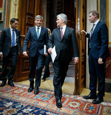 Am 15. Oktober 2013 fand die erste koordinierende Verhandlungsrunde von SPÖ und ÖVP zur Bildung einer neuen Regierung statt. Im Anschluss gaben Bundeskanzler Werner Faymann (r.) und Außenminister und Vizekanzler Michael Spindelegger (l.) eine gemeinsame Pressekonferenz.