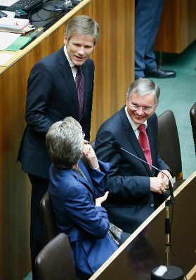 Am 29. Oktober 2013 fand im Parlament die Sitzung des neu gewählten Nationalrates statt. Im Bild Staatssekretär Josef Ostermayer (m.) mit Unterrichtsministerin Claudia Schmied (l.) und Gesundheitsminister Alois Stöger (r.).