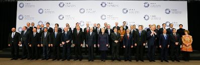 Am 29. November 2013 endete das zweitägige Gipfeltreffen Östliche Partnerschaft in Vilnius. Im Bild Bundeskanzler Werner Faymann beim Gruppenfoto.