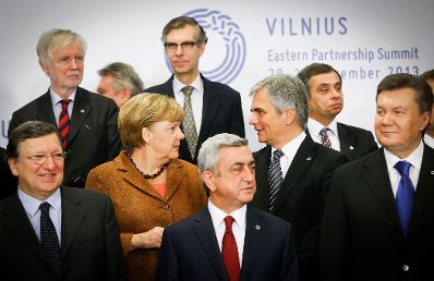 Am 29. November 2013 endete das zweitägige Gipfeltreffen Östliche Partnerschaft in Vilnius. Im Bild Bundeskanzler Werner Faymann (r.) mit der deutschen Bundeskanzlerin Angela Merkel (l.) beim Gruppenfoto.