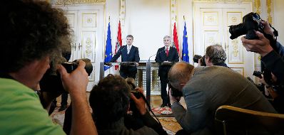 Am 12. Dezember 2013 präsentierte Bundeskanzler Werner Faymann (r.) gemeinsam mit Außenminister und Vizekanzler Michael Spindelegger (l.) die Koalitionsergebnisse im Bundeskanzleramt.