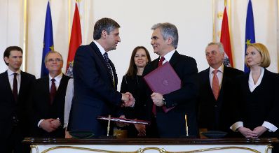 Am 16. Dezember 2013 unterzeichneten Bundeskanzler Werner Faymann (r.) und Außenminister und Vizekanzler Michael Spindelegger (l.) das Arbeitsübereinkommen der Bundesregierung für die Jahre 2013 – 2018.