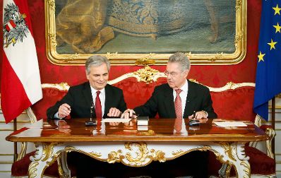 Am 16. Dezember 2013 wurde die neue Bundesregierung vom Bundespräsidenten in der Präsidentschaftskanzlei angelobt. Im Bild Bundespräsident Heinz Fischer (r.) mit Bundeskanzler Werner Faymann.
