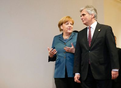 Am 19. Dezember 2013 begann in Brüssel der mehrtägige Europäische Rat der EU-Staats- und Regierungschefs. Im Bild Bundeskanzler Werner Faymann (r.) mit Deutschlands Bundeskanzlerin Angela Merkel (l.).