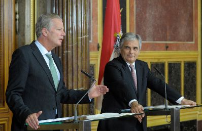 Bundeskanzler Werner Faymann (r.) mit Vizekanzler und Bundesminister Reinhold Mitterlehner (l.) beim Pressefoyer nach dem Ministerrat am 23. September 2014 im Parlament.