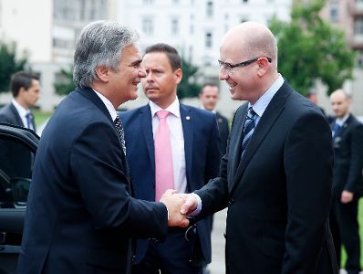Am 31. Juli 2014 besuchte Bundeskanzler Werner Faymann (l.) den tschechischen Premierminister Bohuslav Sobotka (r.) zu einem Arbeitsgespräch in Prag.