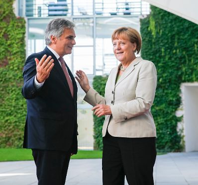 Am 28. August 2014 nahm Bundeskanzler Werner Faymann (l.) bei der Westbalkan-Konferenz in Berlin teil. Im Bild mit der deutschen Bundeskanzlerin Angela Merkel (r.).