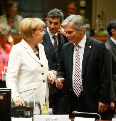 Am 30. August 2014 fand in Brüssel der Europäische Rat der EU-Staats- und Regierungschefs. Im Bild Bundeskanzler Werner Faymann (r.) mit der deutschen Bundeskanzlerin Angela Merkel (l.).
