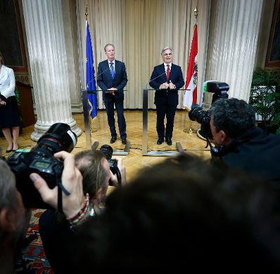 Bundeskanzler Werner Faymann (r.) mit Vizekanzler und Bundesminister Reinhold Mitterlehner (l.) beim Pressefoyer nach dem Ministerrat am 2. September 2014 im Parlament.