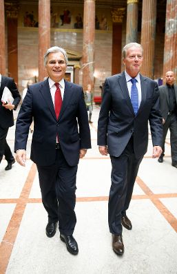Bundeskanzler Werner Faymann (l.) mit Vizekanzler und Bundesminister Reinhold Mitterlehner (r.) beim Pressefoyer nach dem Ministerrat am 2. September 2014 im Parlament.
