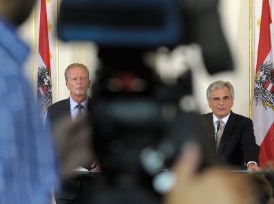 Bundeskanzler Werner Faymann (r.) mit Vizekanzler und Bundesminister Reinhold Mitterlehner (l.) beim Pressefoyer nach dem Ministerrat am 9. September 2014.
