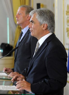 Bundeskanzler Werner Faymann (r.) mit Vizekanzler und Bundesminister Reinhold Mitterlehner (l.) beim Pressefoyer nach dem Ministerrat am 9. September 2014.
