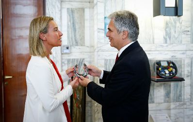 Am 18. September 2014 empfing die italienische Außenministerin Federica Mogherini (l.) Bundeskanzler Werner Faymann (r.) zu einem Gespräch in Rom.