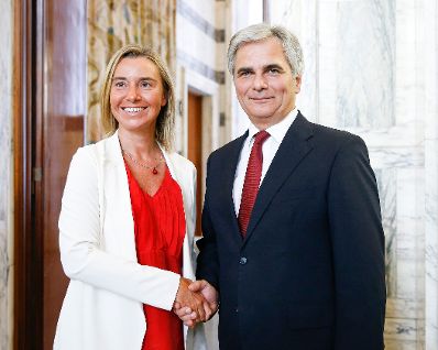 Am 18. September 2014 empfing die italienische Außenministerin Federica Mogherini (l.) Bundeskanzler Werner Faymann (r.) zu einem Gespräch in Rom.