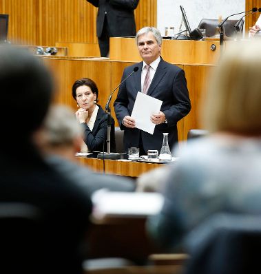 Am 23. September 2014 beantwortete Bundeskanzler Werner Faymann (r.) eine Dringliche Anfrage bei der Nationalratssitzung im Parlament. Im Bild mit Bildungsministerin Gabriele Heinisch-Hosek (l.).