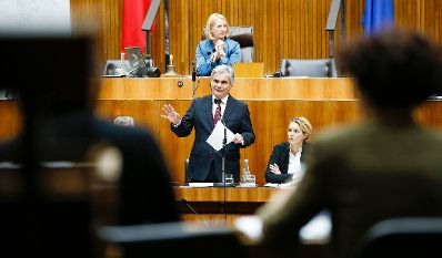 Am 24. September 2014 sprach Bundeskanzler Werner Faymann (l.) in der Aktuellen Europastunde bei der Nationalratssitzung im Parlament. Im Bild mit Staatssekretärin Sonja Steßl (r.).