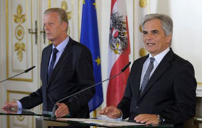 Bundeskanzler Werner Faymann (r.) mit Vizekanzler und Bundesminister Reinhold Mitterlehner (l.) beim Pressefoyer nach dem Ministerrat am 30. September 2014.