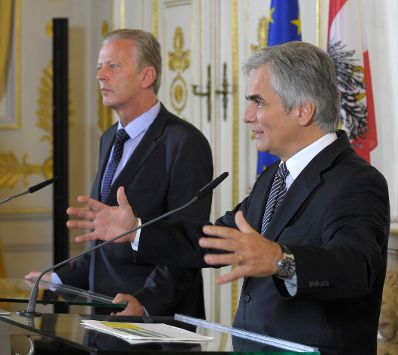 Bundeskanzler Werner Faymann (r.) mit Vizekanzler und Bundesminister Reinhold Mitterlehner (l.) beim Pressefoyer nach dem Ministerrat am 30. September 2014.