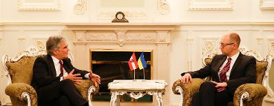 Am 1. Oktober 2014 besuchte Bundeskanzler Werner Faymann (l.) den ukrainischen Premierminister Arsenij Jazenjuk (r.) zu einem Gespräch in Kiew.
