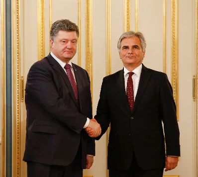 Am 1. Oktober 2014 besuchte Bundeskanzler Werner Faymann (r.) den ukrainischen Präsidenten Petro Poroschenko (l.) zu einem Gespräch in Kiew.