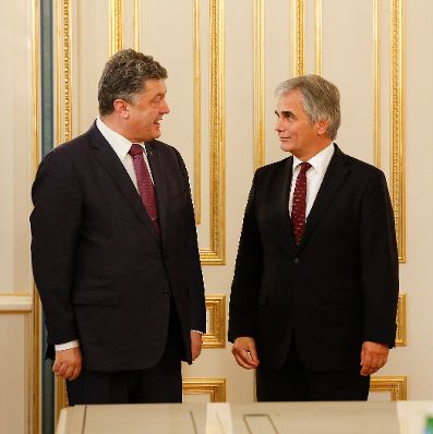 Am 1. Oktober 2014 besuchte Bundeskanzler Werner Faymann (r.) den ukrainischen Präsidenten Petro Poroschenko (l.) zu einem Gespräch in Kiew.
