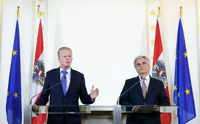 Bundeskanzler Werner Faymann (r.) mit Vizekanzler und Bundesminister Reinhold Mitterlehner (l.) beim Pressefoyer nach dem Ministerrat am 7. Oktober 2014.