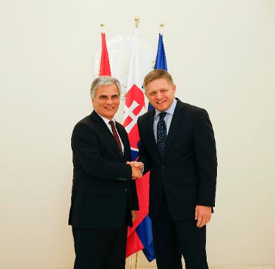 Am 14. Oktober 2014 traf Bundeskanzler Werner Faymann (l.) seinen Amtskollegen den slowakischen Premierminister Robert Fico (r.) zu einem Arbeitsgespräch in der Slowakei.