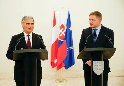 Am 14. Oktober 2014 traf Bundeskanzler Werner Faymann (l.) seinen Amtskollegen den slowakischen Premierminister Robert Fico (r.) zu einem Arbeitsgespräch in der Slowakei.