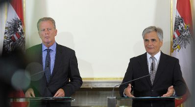 Bundeskanzler Werner Faymann (r.) mit Vizekanzler und Bundesminister Reinhold Mitterlehner (l.) beim Pressefoyer nach dem Ministerrat am 15. Oktober 2014.