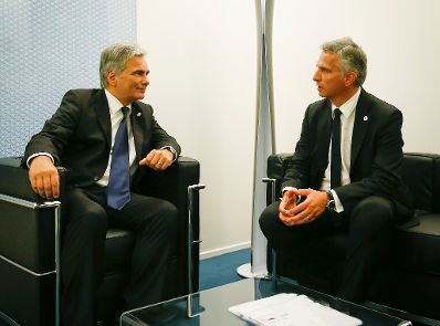 Am 16. Oktober 2014 nahm der Bundeskanzler am Asien-Europa-Gipfel in Mailand teil. Im Bild Bundeskanzler Werner Faymann (l.) im Gespräch mit dem schweizer Bundespräsidenten Didier Eric Burkhalter (r.).