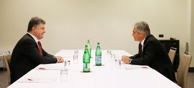 Am 17. Oktober 2014 nahm der Bundeskanzler am Asien-Europa-Gipfel in Mailand teil. Im Bild Bundeskanzler Werner Faymann (r.) im Gespräch mit dem ukrainischen Präsidenten Petro Poroschenko (l.).