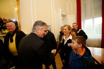 Am 26. Oktober 2014 empfing Bundeskanzler Werner Faymann im Rahmen des Nationalfeiertages Besucherinnen und Besucher im Bundeskanzleramt.