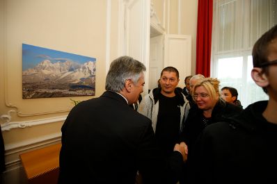 Am 26. Oktober 2014 empfing Bundeskanzler Werner Faymann im Rahmen des Nationalfeiertages Besucherinnen und Besucher im Bundeskanzleramt.