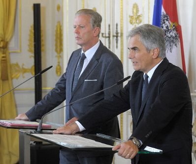 Bundeskanzler Werner Faymann (r.) mit Vizekanzler und Bundesminister Reinhold Mitterlehner (l.) beim Pressefoyer nach dem Ministerrat am 28. Oktober 2014.