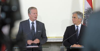 Bundeskanzler Werner Faymann (r.) mit Vizekanzler und Bundesminister Reinhold Mitterlehner (l.) beim Pressefoyer nach dem Ministerrat am 28. Oktober 2014.