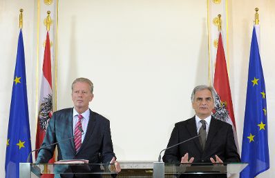 Bundeskanzler Werner Faymann (r.) mit Vizekanzler und Bundesminister Reinhold Mitterlehner (l.) beim Pressefoyer nach dem Ministerrat am 4. November 2014.
