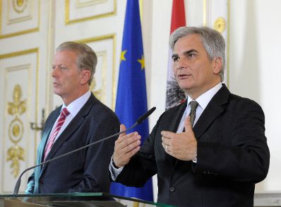 Bundeskanzler Werner Faymann (r.) mit Vizekanzler und Bundesminister Reinhold Mitterlehner (l.) beim Pressefoyer nach dem Ministerrat am 4. November 2014.