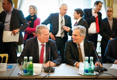 Am 4. November 2014 fand im Bundeskanzleramt eine Sitzung des Nationalen Sicherheitsrates unter Leitung von Bundeskanzler Werner Faymann (r.) statt. Im Bild mit Vizekanzler und Bundesminister Reinhold Mitterlehner (l.).
