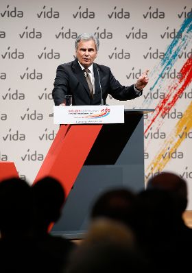 Am 4. November 2014 hielt Bundeskanzler Werner Faymann (im Bild) eine Festrede bei der Eröffnung des 3. Gewerkschaftstages der Verkehrs- und Dienstleistungsgesellschaft (vida) im Austria Center Wien.