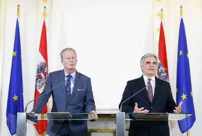 Bundeskanzler Werner Faymann (r.) mit Vizekanzler und Bundesminister Reinhold Mitterlehner (l.) beim Pressefoyer nach dem Ministerrat am 11. November 2014.
