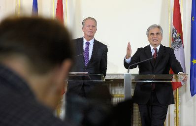 Bundeskanzler Werner Faymann (r.) mit Vizekanzler und Bundesminister Reinhold Mitterlehner (l.) beim Pressefoyer nach dem Ministerrat am 18. November 2014.