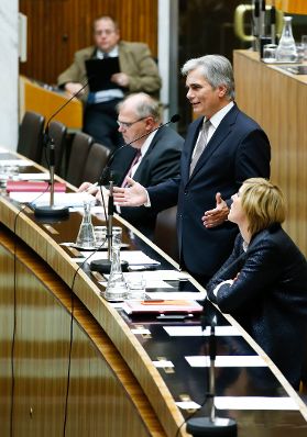 Am 19. November 2014 beantwortete Bundeskanzler Werner Faymann (m.) eine Dringliche Anfrage bei der Nationalratssitzung im Parlament. Im Bild mit Staatssekretärin Sonja Steßl (r.) und Justizminister Wolfgang Brandstetter (l.).