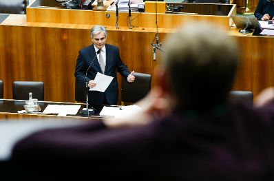Am 19. November 2014 beantwortete Bundeskanzler Werner Faymann (im Bild) eine Dringliche Anfrage bei der Nationalratssitzung im Parlament.
