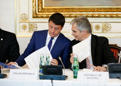 Am 24. November 2014 lud Bundeskanzler Werner Faymann (r.) die Mitglieder der Zentraleuropäischen Initiative (ZEI) zu einem Gipfeltreffen in das Bundeskanzleramt ein. Im Bild mit dem Ministerpräsidenten der Italienischen Republik Matteo Renzi (l.).