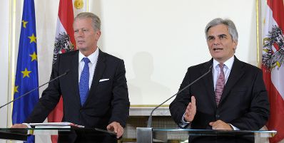 Bundeskanzler Werner Faymann (r.) mit Vizekanzler und Bundesminister Reinhold Mitterlehner (l.) beim Pressefoyer nach dem Ministerrat am 2. Dezember 2014.
