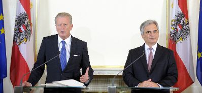 Bundeskanzler Werner Faymann (r.) mit Vizekanzler und Bundesminister Reinhold Mitterlehner (l.) beim Pressefoyer nach dem Ministerrat am 2. Dezember 2014.