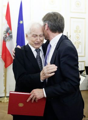 Am 2. Dezember 2014 überreichte Bundeskanzler Werner Faymann und Kunst- und Kulturminister Josef Ostermayer (r.) das Österreichische Ehrenkreuz für Wissenschaft und Kunst an den Kolping- Ehrenpräses Ludwig Zack (l.).