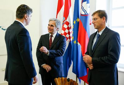 Am 9. Dezember 2014 fand ein trilaterales Treffen zwischen Bundeskanzler Werner Faymann (m.), dem kroatischen Premierminister Zoran Milanović (l.) und dem slowenischen Premierminister Miro Cerar (r.) in Opatija statt.