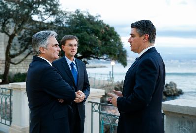 Am 9. Dezember 2014 fand ein trilaterales Treffen zwischen Bundeskanzler Werner Faymann (l.), dem kroatischen Premierminister Zoran Milanović (r.) und dem slowenischen Premierminister Miro Cerar (m.) in Opatija statt.