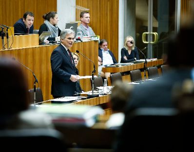 Am 10. Dezember 2014 sprach Bundeskanzler Werner Faymann (l.) in der Aktuellen Stunde bei der Nationalratssitzung im Parlament zum Thema "Hypo-Group-Alpe-Adria". Im Bild mit Staatssekretärin Sonja Steßl (r.).